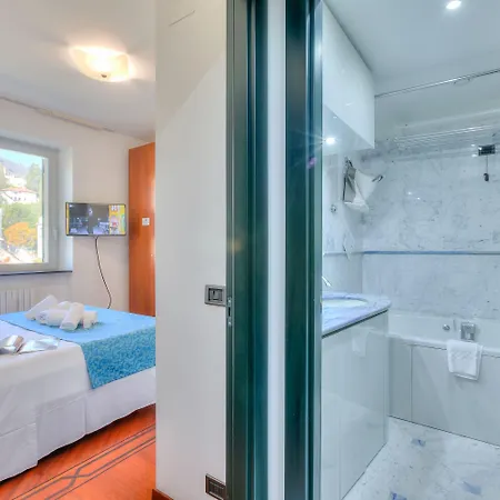 Palace 34 Few Meters From The Sea *